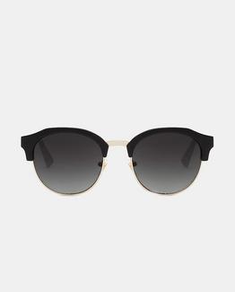 Óculos de sol unissexo browline com armação e lentes pretas.